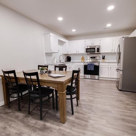 Trailside Townhouse - Close To Downtown & Bike Trails Bentonville Exterior photo